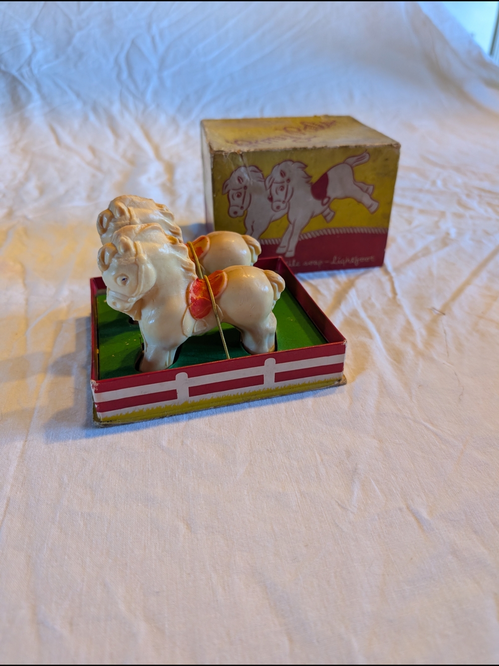 2/20$ Vintage White and Red Soap Pony  Figurines with Box - Picture 3 of 5